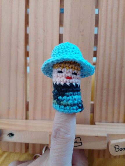 Păpușă degetară în formă de bunicuță.